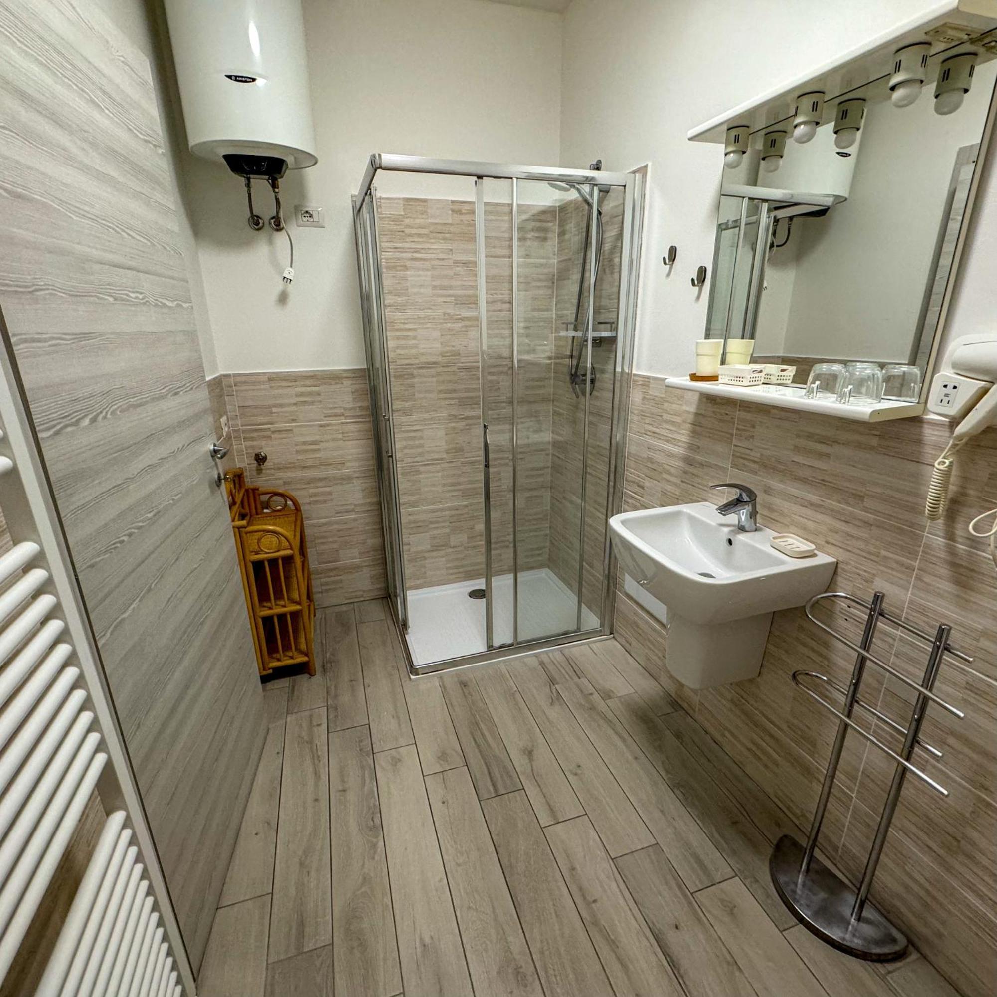 Sg Rooms - Casa Laura Peschiera del Garda Luaran gambar